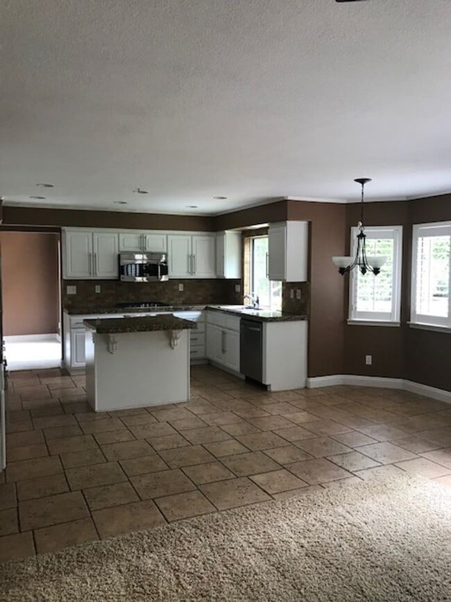 Photo - Lovely 4 bed 3+ bath