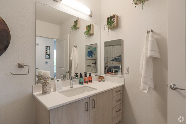 1HAB, 1BA - 700 SF