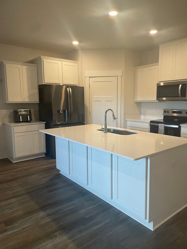 Photo - Beautiful 4 Bedroom, 2 Bath available !!