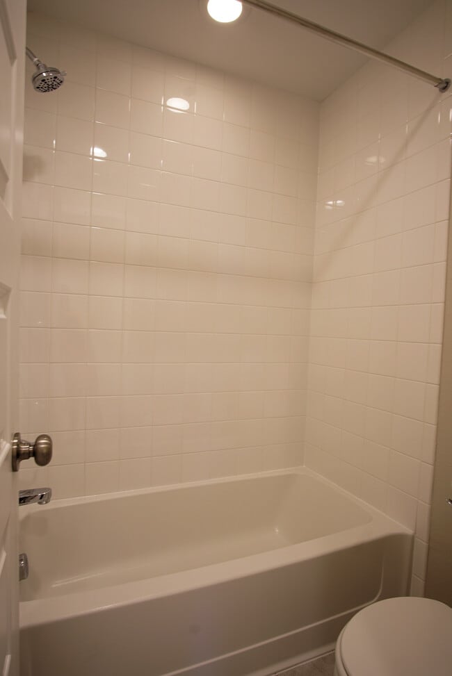 Bañera y ducha alicatadas. - 2541 Moline St