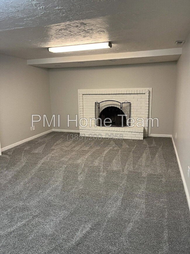 Photo - 215 Cobblecreek Rd