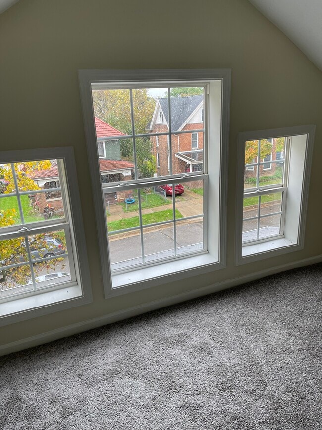 Photo - 127 College Pl - Utilities Included