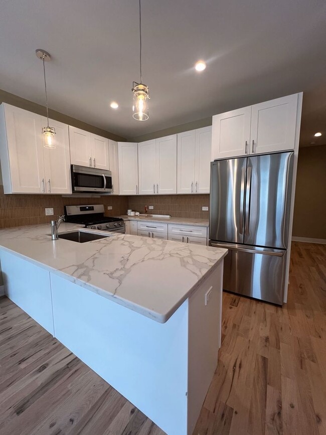 Building Photo - 4231 S Champlain Ave Unit 2