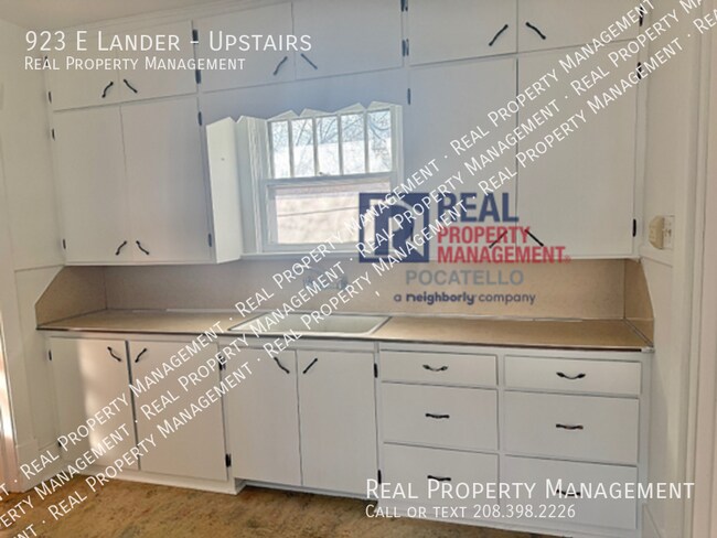 Photo - 2 bed 1 bath - Upstairs unit Unit Upstairs