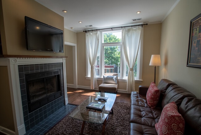 Building Photo - 3238 N Hoyne Ave Unit #2