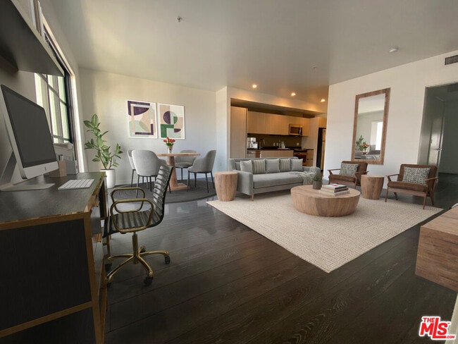 Photo - 5800 Harold Way Unidad 413