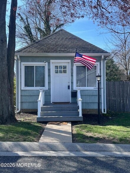 Building Photo - 402 Maple Dr