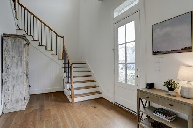 Photo - 2512 Hollister St