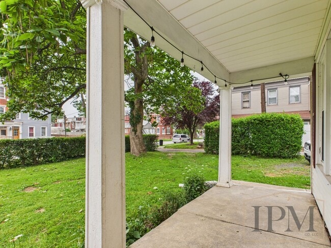 Photo - Available Now Beautiful 4 Bedroom Home with Garage, Central Air & Large Yard in York City.