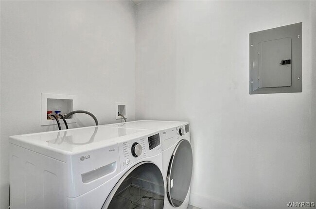 Photo - 162 Allen St