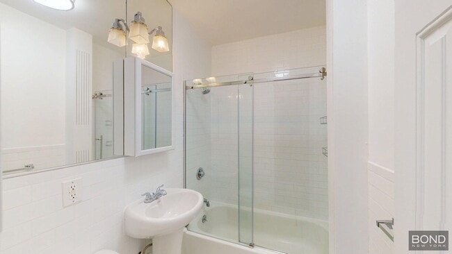 Building Photo - 307 Mott St Unit 1A