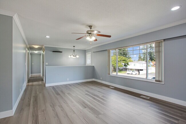 Photo - Spacious 3 Bed 1.5 Bath upper level Home f... Unit Upper House