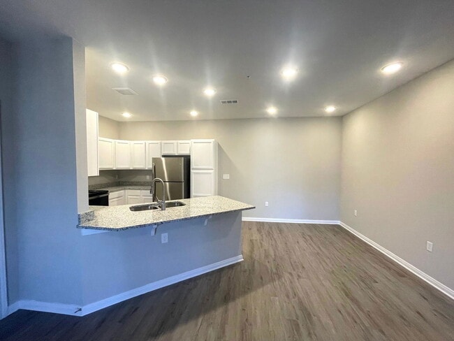 Building Photo - 300 Willow Grv Wy Unit 1153