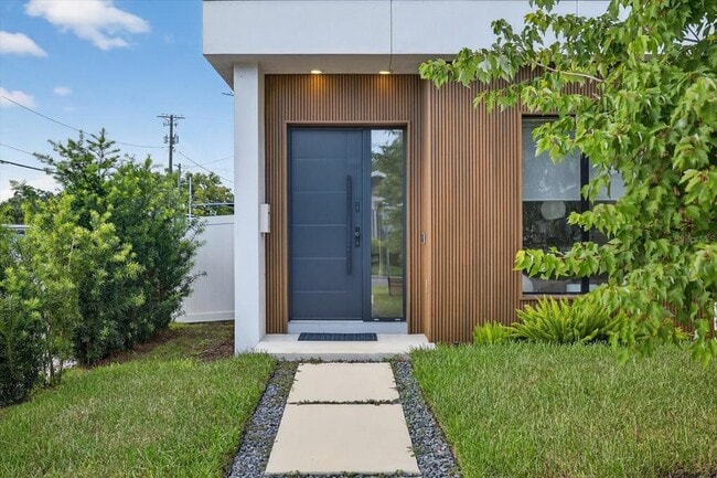 Building Photo - 423 W Amelia Ave