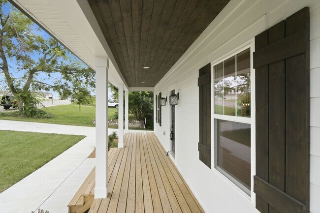 Photo - Spacious 5-Bedroom with Fenced Yard & Modern Amenities