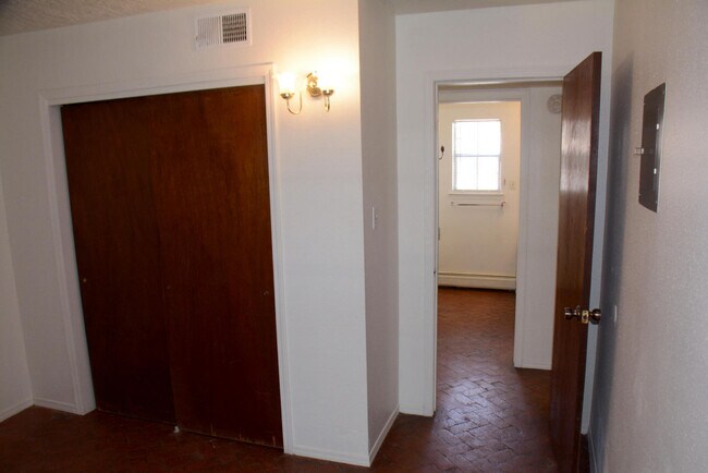 Photo - 604 Arno St NE Unidad 2