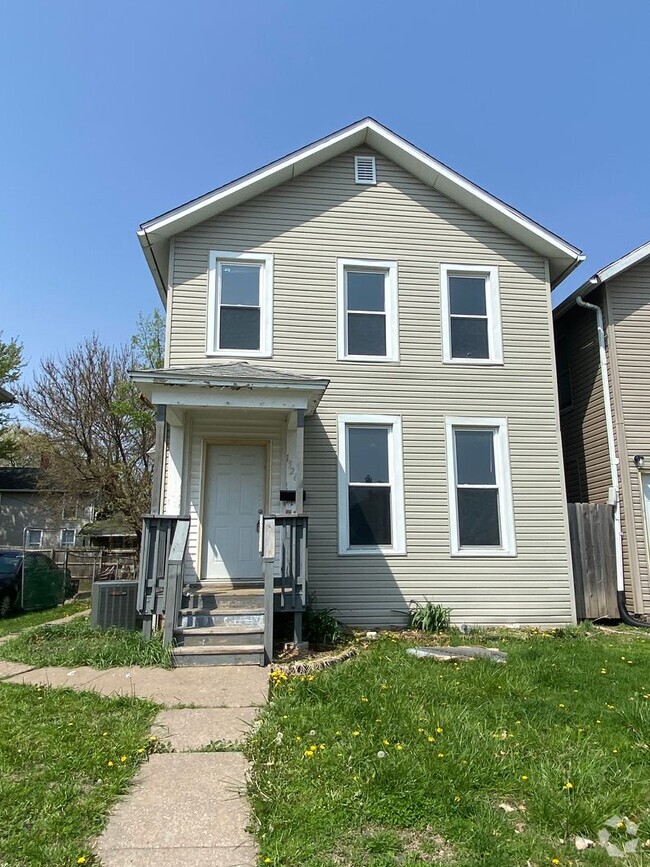 Building Photo - 4BR Davenport Home