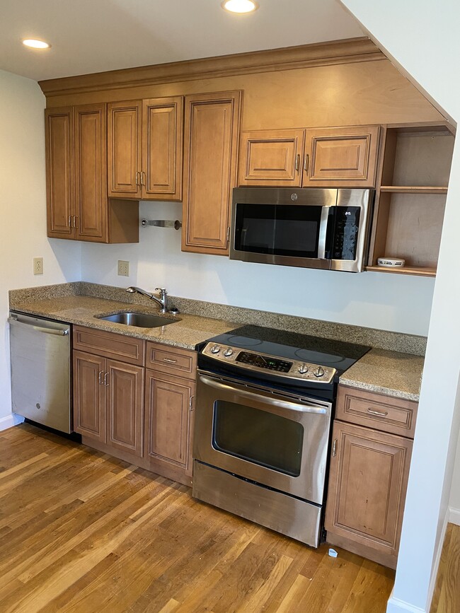 Kitchen - 7 Greenfield Ave Unit A