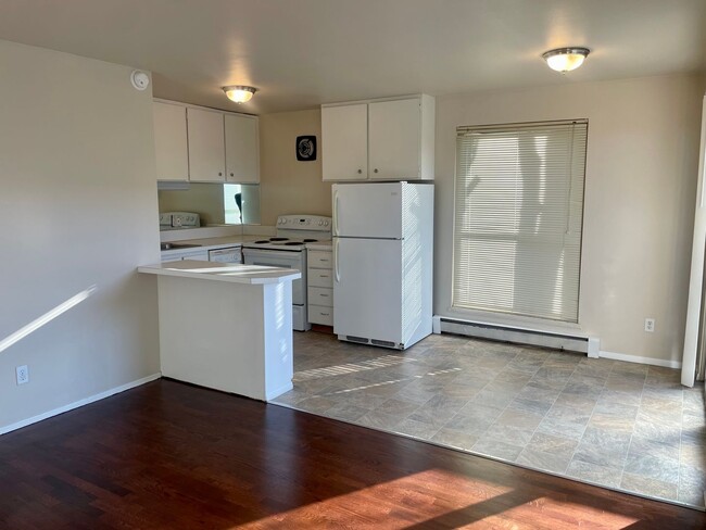 Photo - 615 Summit Apartments