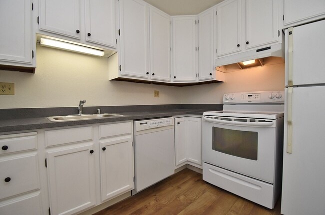 Building Photo - COMING SOON! |  $2,390 / 2 BR - CONVENIENT CASTRO VALLEY LIVING: CONDO WITH GARAGE, STORAGE & PLA...