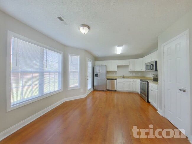 Photo - 323 Dexter Pl