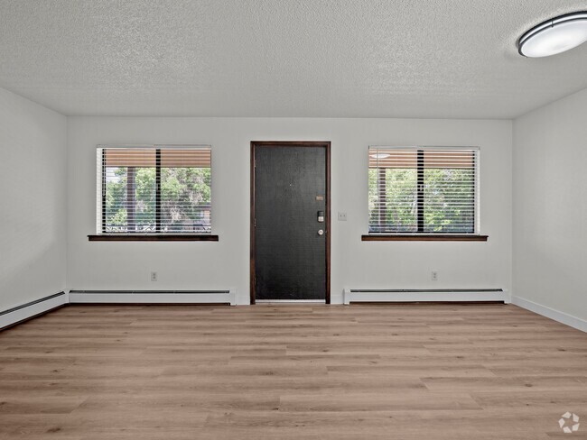 Building Photo - Updated 1 Bedroom, 1 Bathroom Apartment – ... Unit 14