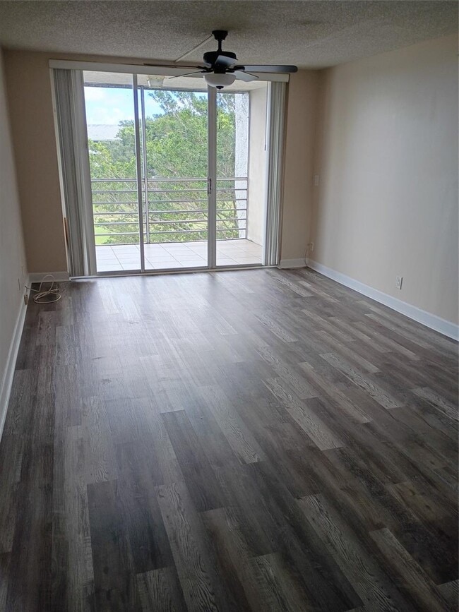 Photo - Stylish Remodeled Condo with Scenic Water ... Unidad 406