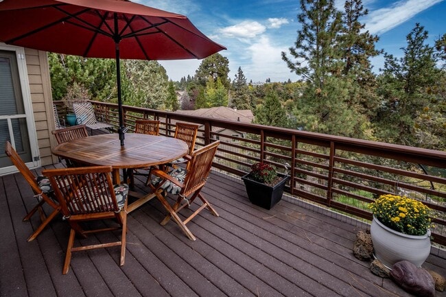 Building Photo - River's Edge Golf Course, Upscale Unit on ...