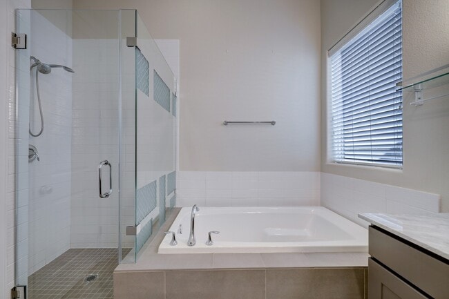 Photo - 2119 Naomi St