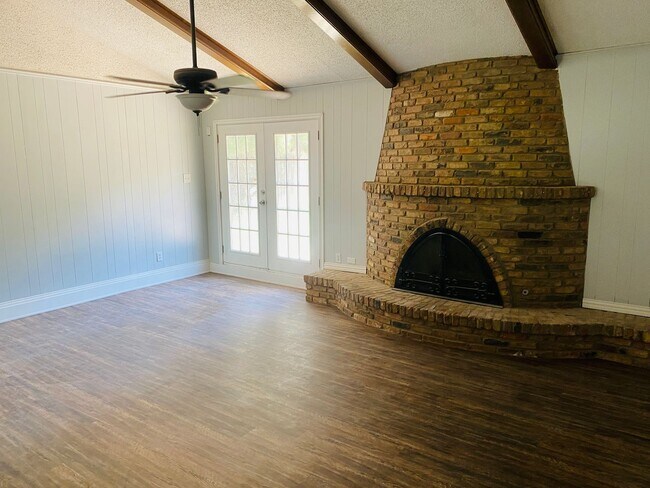 Photo - 3 bed 2 bathroom with Fireplace!