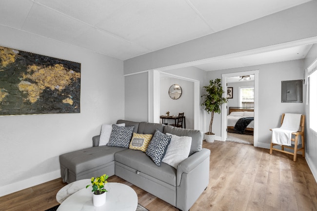 Photo - 231 Murray St SE