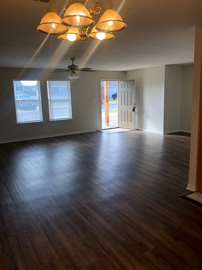 Building Photo - Full Brick 3 bed 2 bath 2 car Garage with fenced back yard! All new paint, Flooring, appliances!!