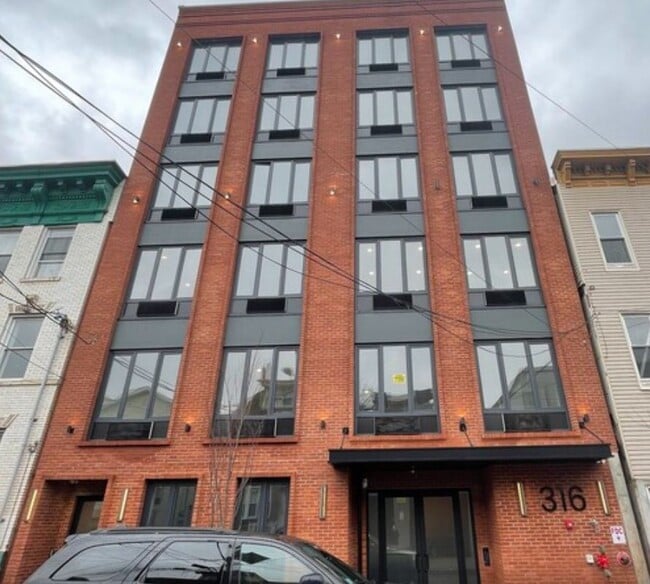 Building Photo - 316 Forrest St Rental