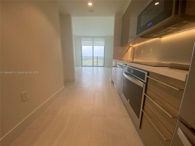 Photo - 2000 Metropica Wy Unit 408
