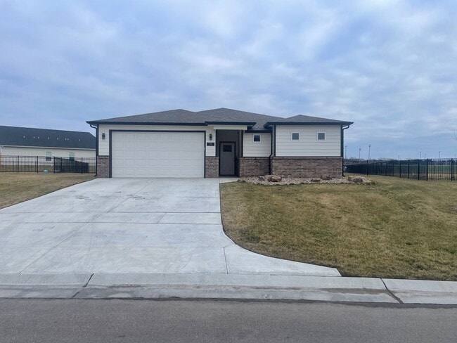 Building Photo - Nearly New 3 Bed 2 Bath Home in Goddard Schools – Trails End
