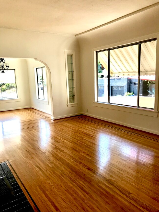 Photo - 2779 Lakewood Ave N