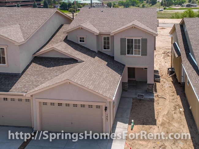 Building Photo - Rockrimmon Townhouse with Two Car Garage