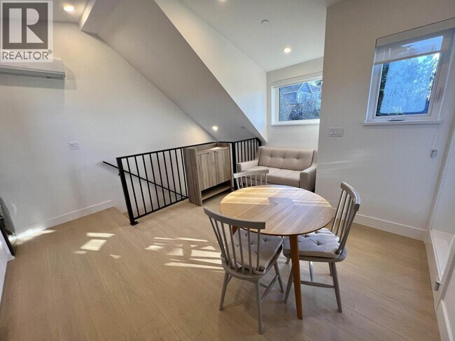 Photo - 5482 Quebec St