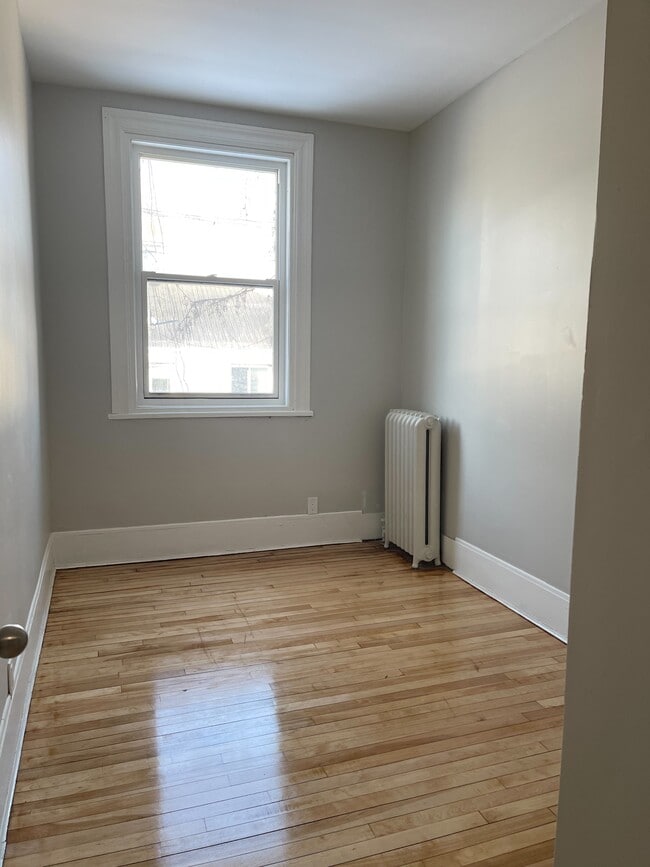 Photo - 4 Russell St E Unit 4