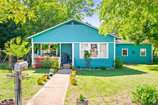 Building Photo - Large 4 Bedroom Home - Large Backyard