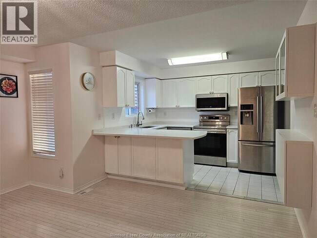 Photo - 983 Peach Blossom Crescent