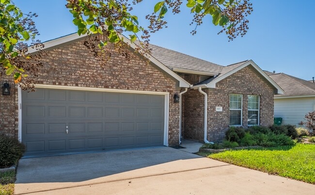 Photo - 977 Oak Lynn Dr House