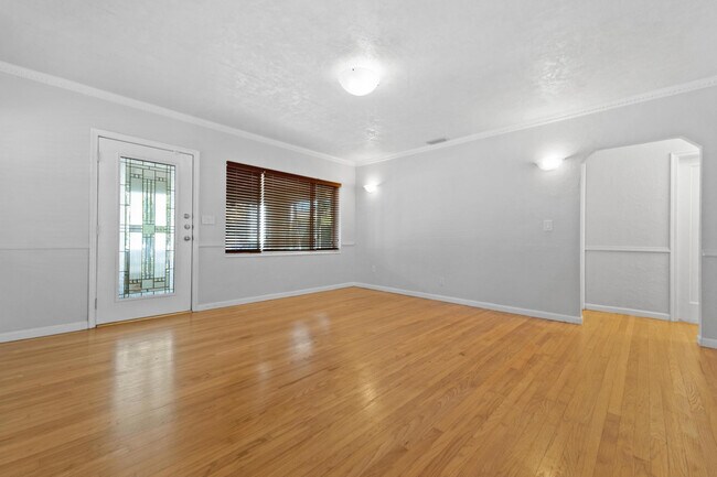 Photo - 609 NE 9th Ave