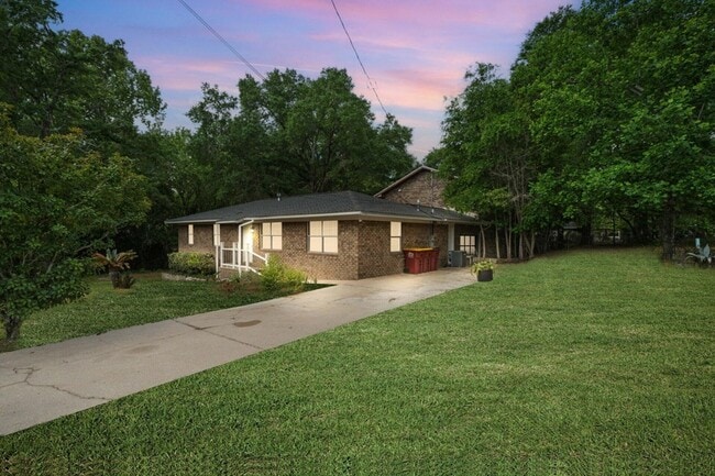 Building Photo - 255 Brackin St Unit B Rental