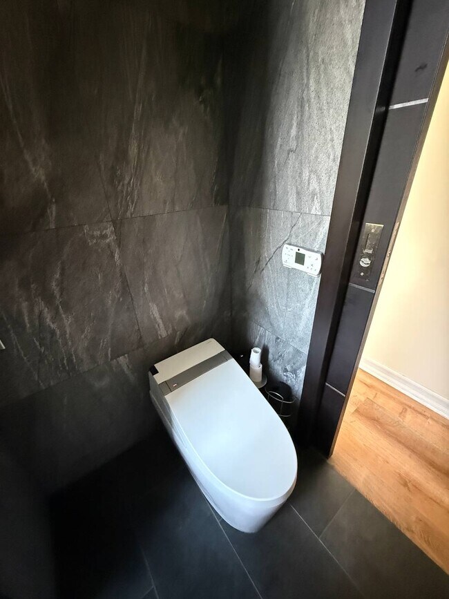 Photo - 47 47th St Unit Apt 6