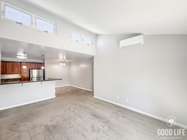 Building Photo - Beautiful 4B/2BA Top Floor Corner Unit 439 Rental
