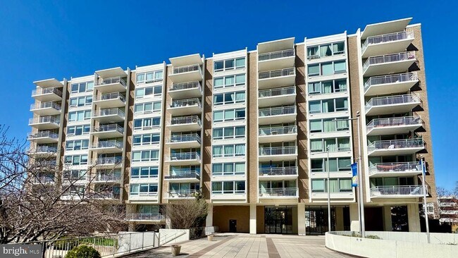 Building Photo - 1425 4th St SW Unit A103