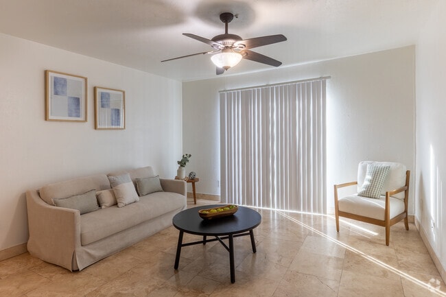 1BR, 1BA - 693SF - Living Room