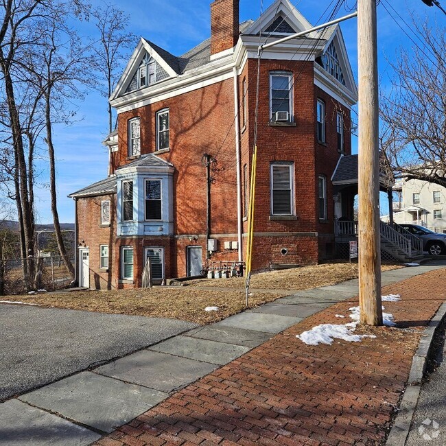 Building Photo - 28 S Clover St Rental