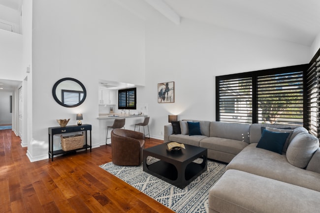 Building Photo - 526 Via De La Valle